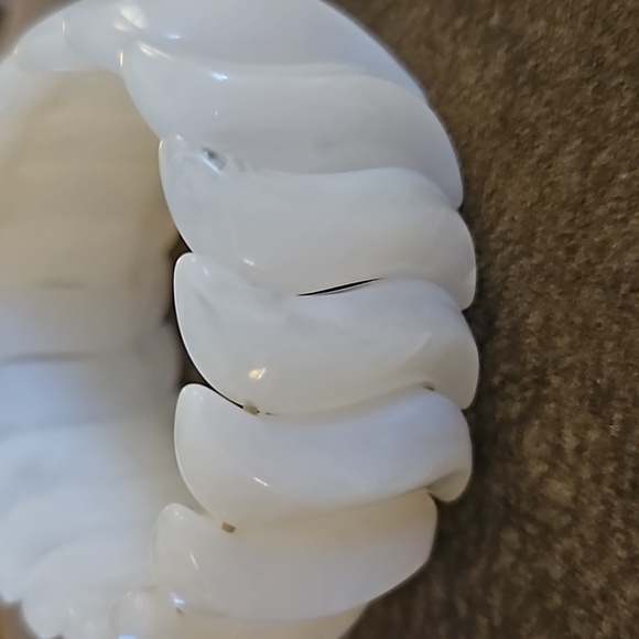 Vtg AVON 1984 Summer Brights Wavy White Acrylic Chunky Stretch Bracelet - Picture 4 of 5